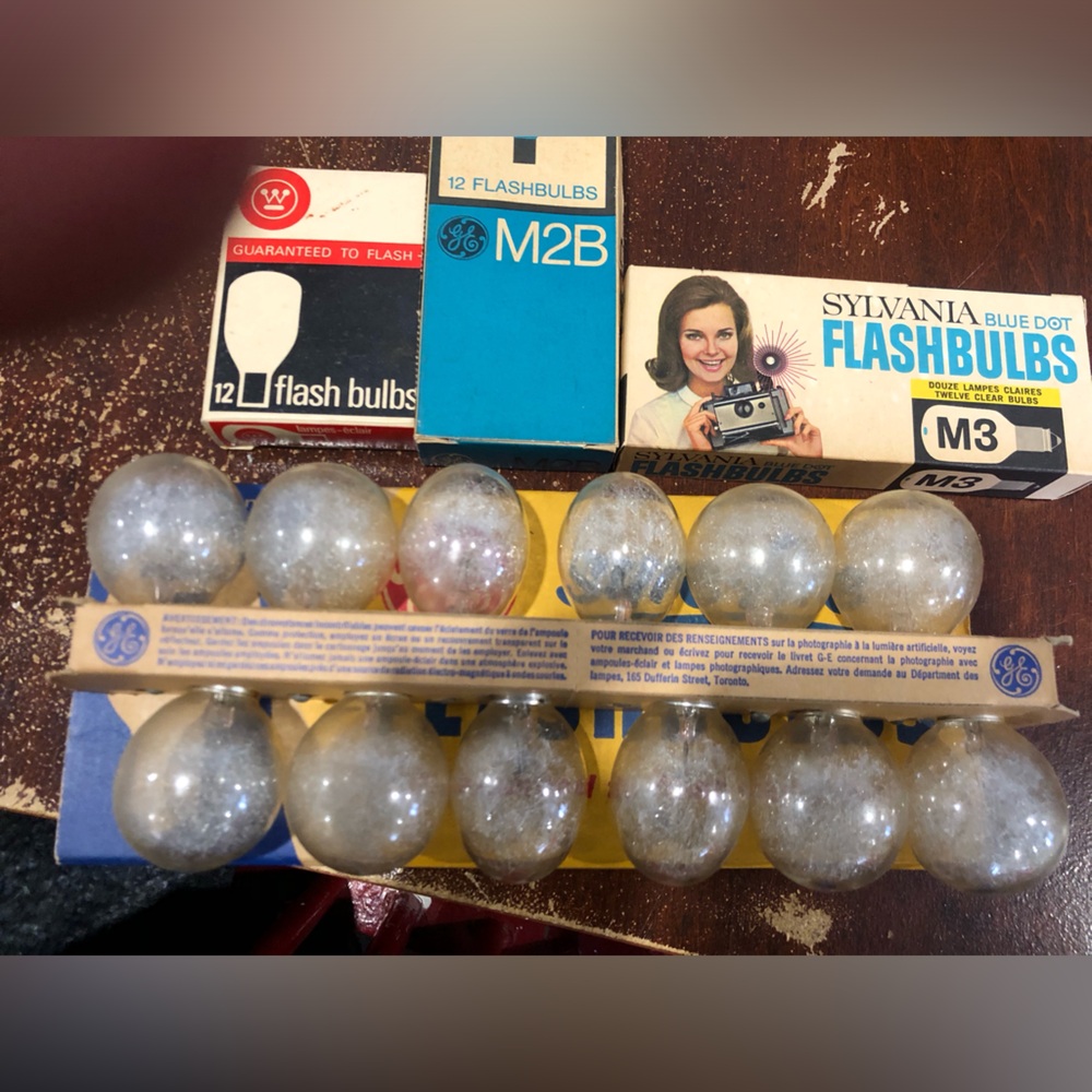 4 Boxes of Vintage Flashbulbs All Made in Canada Not Tested - Picture 2 of 5